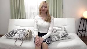 カリナさん30歳はアメリカ人の父親と日本人の母親を持つハーフの人妻です。現在は英会話の講師をしています。夫は自分のことをとても大事にしてくれますがセックスはノーマルです。心の奥にしまい込んだ欲望は誰にも打ち明けたことがありません。  - XNXX.COM