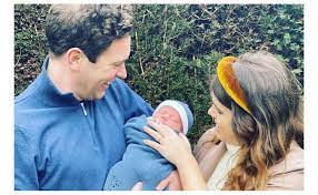 Prestes a completar sua segunda semana de vida, o filho da princesa eugenie e do empresário jack brooksbank teve seu nome e foto divulgados pela primeira vez neste sábado (20). Princesa Eugenie E Jack Brooksbank Mostram O Filho E Revelam O Seu Nome Movenoticias