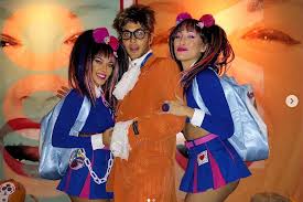 Ecco le cose curiose che potrebbero esser sfuggite allo spettatore. Kourtney Kardashian Dresses Up As Controversial Asian Character People Com