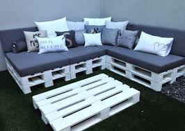 pallets wit verven 2 op elkaar leggen tegen de muur zetten lekkere zitkussens en schuine rugkussens erbij aanvullen meubelontwerp palletbank palletmeubels