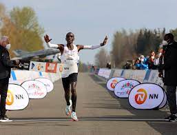 His winning margin of 1:20. Eliud Kipchoge Back To His Winning Ways With 2 04 30 Win At Nn Mission Marathon Letsrun Com