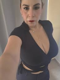 Usted me gusta, pero no es un simple gusto, no como el café en la mañana,  no como la puesta de sol en el horizonte, me gusta no sólo de un momento,