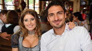 Cathy hummels weiß, wie man einen auftritt hinlegt: Cathy Hummels Zeigt Ihre Riesige Babykugel Am Strand Von Dubai