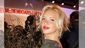 Fast täglich steht training auf dem programm. Evelyn Burdecki Zeigt Flauschigen Mitbewohner Das Ist Mein Neuer Freund