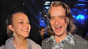 Sohnemann charly kam am samstag auf die welt. Helge Schneider 6 Kinder 4 Frauen Sein Jungster Sohn Ist Musiker Intouch