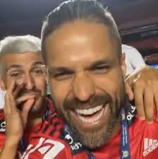 Arrascaeta e sua bola de prata. Mais uma para coleção. Junto com Claudinho,  foi eleito o melhor meia do Brasileirão.