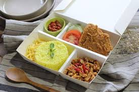 Sedangkan untuk ulinya terbuat dari beras ketan yang dicampur dengan santan dan dimasak dengan cara dikukus. Cerita Nasi Kuning Ragam Sajian Hingga Resep Kulinapedia By Sofwan Hadi Blog Catering Online Jakarta Kulina Medium