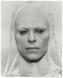 David Bowie alias Thomas Jerome Newton, dans l'Homme qui venait d'ailleurs