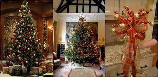 Craciunul e o sarbatoare a familiei. Brad De Craciun Decorat Cu Rosu Si Auriu Pentru O Eleganta Impecabila