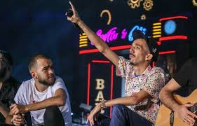 2) pour la dernière femme, couper sur la séquence de la serrure: Bigflo Et Oli Leur Video Grandiose Devant Les 30 000 Spectateurs Toulousains