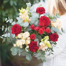 Interflora flower arrangements are handmade at a local flower shop. Bouquet De Fleurs Livraison De Bouquets De Fleurs