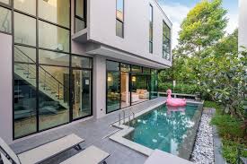 Window frames made from upvc, or vinyl, are specifically designed to incorporate insulated double glazing. Which Is Better Aluminum Windows Vs Vinyl Windows Vetrina Windows