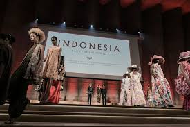 Batik Shines During Fashion Presentation at UNESCO in Paris - NOW! Jakarta
