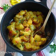 Preparate il soffritto di cipolla e rosolate a fuoco medio le seppioline, dopodiché sfumate con il vino bianco e insaporitele con sale e pepe nero macinato. Patate In Umido Ricetta Con E Senza Pomodoro Passo Passo