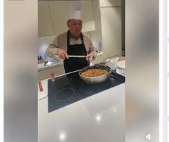 Nasi goreng merupakan salah satu masakan yang banyak digemari oleh masyarakat indonesia. Video Sultan Johor Masak Nasi Goreng Istimewa Tarik Minat Netizen