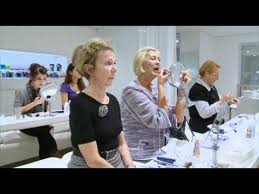 Das nivea haus berlin befindet sich nur wenige meter vom brandenburger tor entfernt und bietet auch die möglichkeit, anwendungen spontan ohne voranmeldung zu genießen. Nivea Workshop Nivea Haus Berlin Youtube