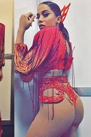 Resultado de imagem para looks da anitta no carnaval 2017
