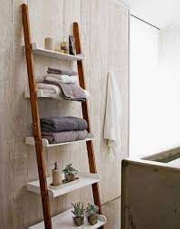 Pour ajouter du caractère à votre pièce, nous vous proposons des meubles de salle de bains en bois. Echelle Salle De Bain Etagere Ou Porte Serviettes En 20 Idees Magnifiques