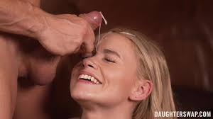 Summer Col i Khloe Kingsley wykonują środowy cosplay, aby zadowolić ojczymów