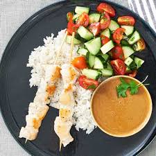 Brochette De Poulet Sauce D Arachide Riz Au Gingembre Et Salade De Concombre Recept In 2020 Pindasaus Kipsate Komkommersalade