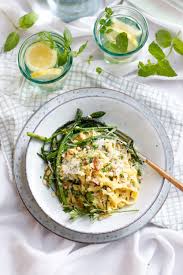 Fettuccine•jamur champignon•cooking cream (bisa diganti susu uht full cream)•keju cheddar parut•bawang putih•bawang bombay•unsalted butter•garam. Buon Appetito Miei Amici Tagliatelle Alla Carbonara Mit Wildem Spargel Und Fruhlingszwiebel Meinleckeresleben Com