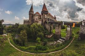 Azi vedeți patru destinații deosebite din județul hunedoara. Castelul Corvinilor Wikipedia