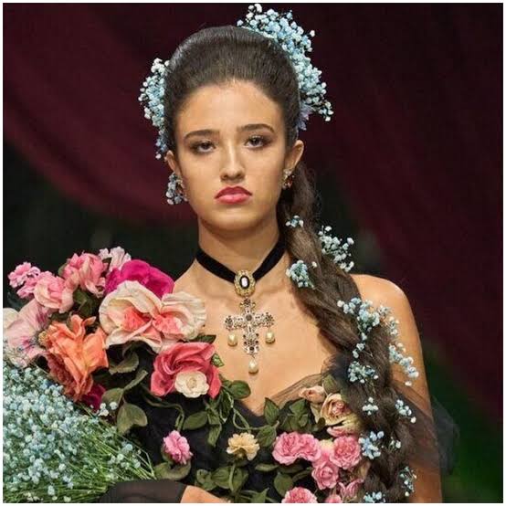 L&eacute;onie Cassel debutta per Dolce&Gabbana a Taormina: il primo look conquista tutti