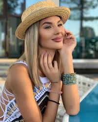 Ramona olaru, asistenta de la 'neatza cu răzvan și dani', știe cum să atragă toate privirile. Cum A ApÄƒrut Ramona Olaru La Neatza Cu RÄƒzvan È™i Dani DupÄƒ Ce A DivorÈ›at