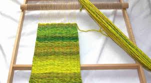 ‹ › besonders wenn die tage wieder kürzer und kühler werden, sehnt man sich danach am abend etwas handwerkliches dabei ist es gar nicht so schwierig einen webrahmen selber zu bauen. Bespannen Eines Schulwebrahmens Heikes Handgewebtes Wolle In Raunheim