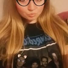 Tara Hampton's Instagram, Twitter & Facebook