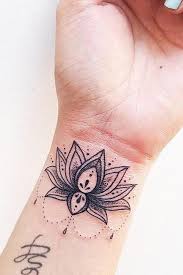 Voici des informations sur les différentes significations un autre tatouage de lotus significatif signifie que, comme la fleur se trouve dans la boue, elle représente la montée des épreuves et de la lutte. 40 Idees De Tatouage Fleur De Lys Et Son Signification Mode Et Beaute Tatouage Zenidees