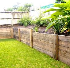 Wood Retaining Wall With Ornamental Plants Holz Stutzmauer Stutzmauer Garten Hinterhof