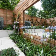 Mirror In Courtyard Makes It Look Bigger And Brighter I Saw Mirrors At The Second Hand Construct Outdoor Mirrors Garden Garden Mirrors Backyard Garden Design