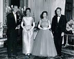 Podczas obchodów jubileuszu koronacji twórcy nawiązali kontakt z ludźmi z jej otoczenia. Ilu Prezydentow Stanow Zjednoczonych Przezyla Krolowa Elzbieta Viva Pl