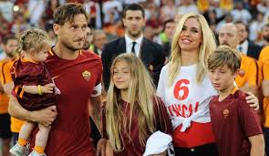 Francesco totti und die as rom waren drei jahrzehnte lang unzertrennlich. Serie A Roma Legende Francesco Totti Verrat Wie Eine Katze Fast Seine Ehe Zerstorte