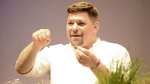 In neun nervenzereißenden disziplinen wird sich zeigen, wer hier wen in die pfanne haut! Schlag Den Star Tim Malzer Statt Koch Kollege Henssler Promiflash De