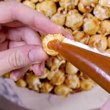 Gravity Cake Pop Corn Et Caramel Recette En 2020 Alimentation Cake Pops Gateaux Et Desserts