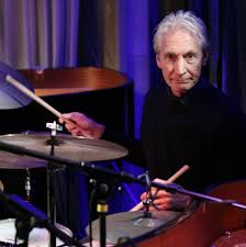 El fallecido baterista de los rolling stones tuvo una sonada pelea con el cantante de la banda en los 80 que demuestra que su relación tuvo altibajos en más de 50 años de carrera. Charlie Watts Baterista Dos Rolling Stones Morre Aos 80