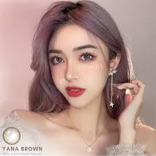 看一次爱一次的𝗬𝗔𝗡𝗔 𝟭𝟰.𝟮𝗠𝗠系列😍 喜欢混血款但又不想要太夸张的仙女们可以入这款🛒  小直径微扩瞳，暗棕色的外圈，让双眼看起来更加明亮有神✨ 上眼就像自身的瞳色