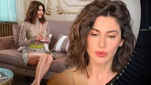 She has appeared in a number of films and tv shows including the popular turkish tv show bizim hikaye (a turkish adapatation of shameless). Nesrin Cavadzade Kariyerimi Zirvede Birakiyorum Magazin Haberleri