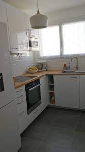 cuisine blanche bois ikea en l carrelage au sol gris et credence metro blanc cuisine blanche et bois carrelage au sol gris cuisine blanche