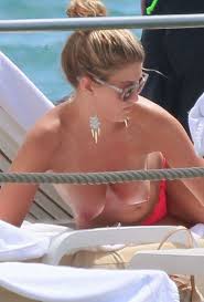 Nackte Amy Willerton in Beach Babes < ANCENSORED