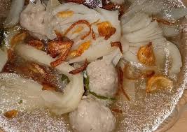 Haluskan bawang merah, bawang putih, dan garam. Cara Siapkan Enak Sup Jamur Tiram Dan Bakso