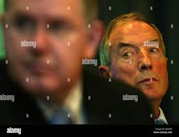 Health minister Andy Kerr with (left to right) Nathan McFarlane, 4 and  Jamie Bowman, 2, during a visit to the Gorbals Parents and Children  Together (PACT) team in Glasgow Stock Photo