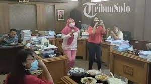Yang bisa kerja dikantor didprd. Viral Video Anggota Dprd Solo Karaoke Di Ruang Kerja Ini Klarifikasi Ketua Dprd Dan Respons Gibran Tribunnews Com Mobile