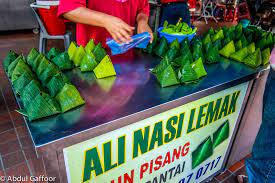 Mana ada lg nasi lemak bungkus daun pisang harga 50sen.kalau kt kampung2 ada la.tu pun jenuh gak nak mencari. Nasi Lemak Bungkus Daun Pisang Flickr