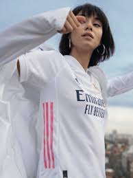 ** het ophalen van de vertaling is mislukt. The Real Madrid 2020 21 Home Jersey Features A Simple White Design With Pink Accents And Is Optimized For Elite Lev Football Outfits Madrid Girl Football Girls