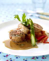 Paupiettes De Veau Au Roquefort Sauce De Tomates Fraiches Et Piments Recept Gastronomische Recepten Diner Recept Voedsel Ideeen