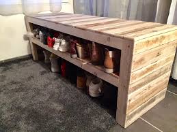 Meubles à chaussures ou accessoires pratiques, pour l'entrée, la chambre, ou même le garage, découvrez 61 idées et astuces pour le rangement des chaussures. Fabriquer Un Banc En Palette Pour Ranger Les Chaussures