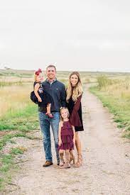 What To Wear For Family Photos In The Fall Family Pictures What To Wear Family Photos What To Wear Family Photo Outfits